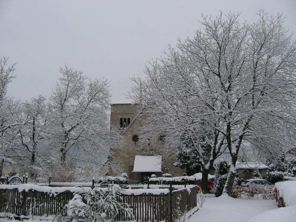 Anifer Kirche und Umgebung im Winterkleid