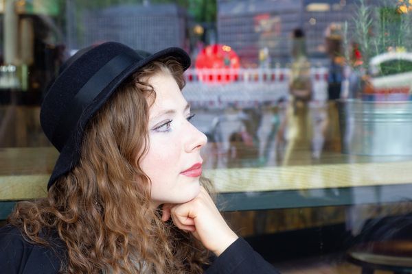 Anika wartet auf ihren Schatz