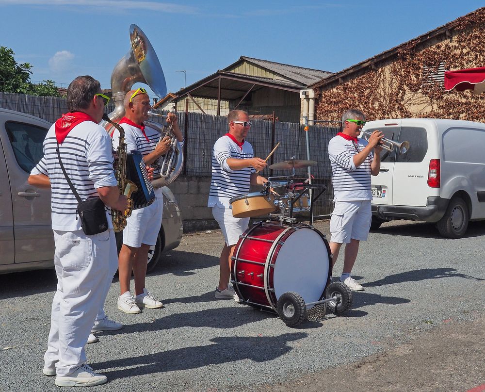 Animation musicale sur un marché de Condom