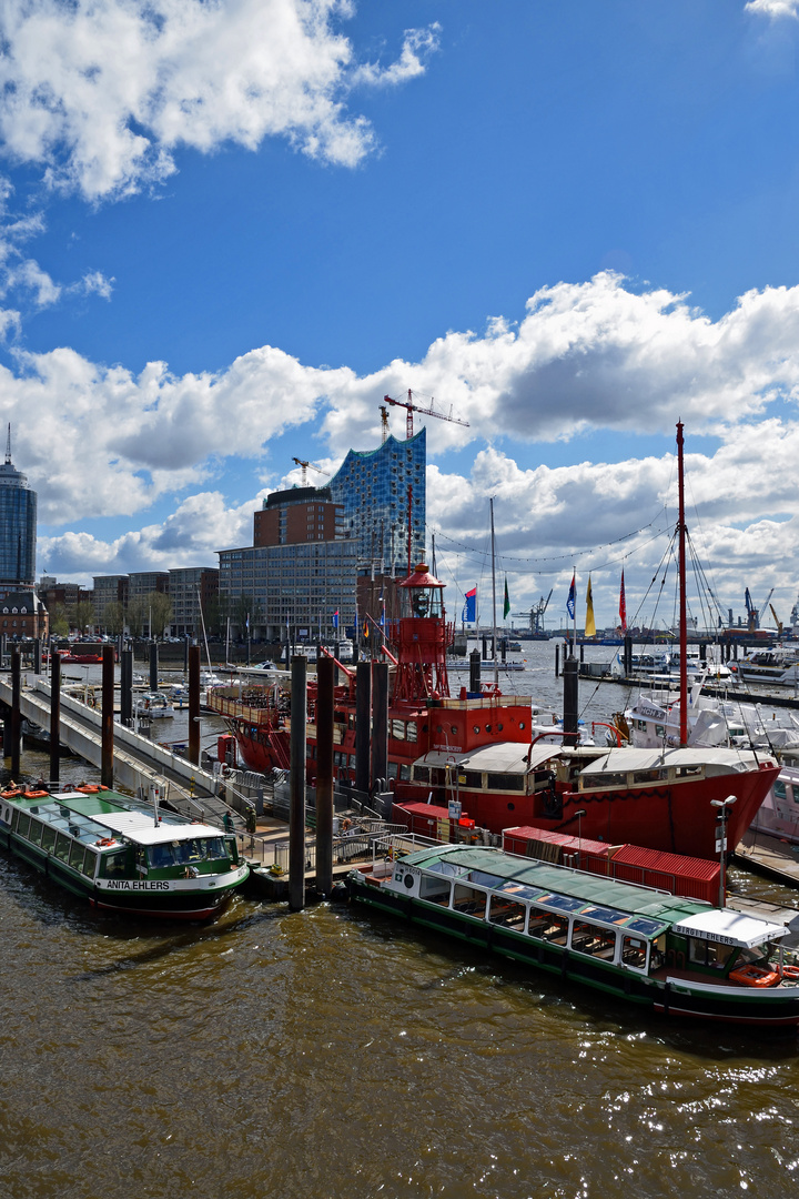 "Anita" und "Birgit" vor der zukünftigen Elbphilharmonie