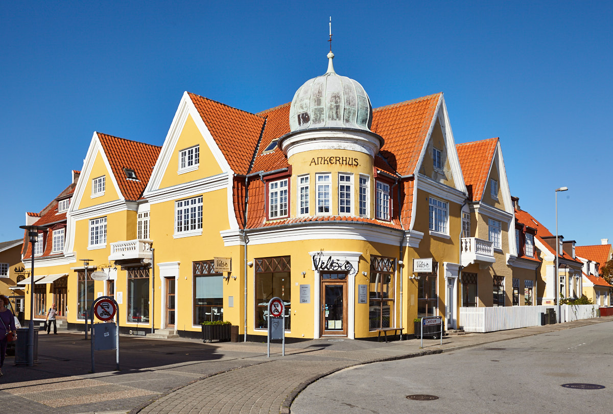 Ankerhus in Skagen (Nordjütland, Dänemark) bei wolkenlosem blauem Himmel