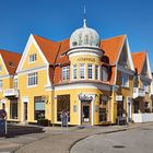 Ankerhus in Skagen (Nordjütland, Dänemark) bei wolkenlosem blauem Himmel