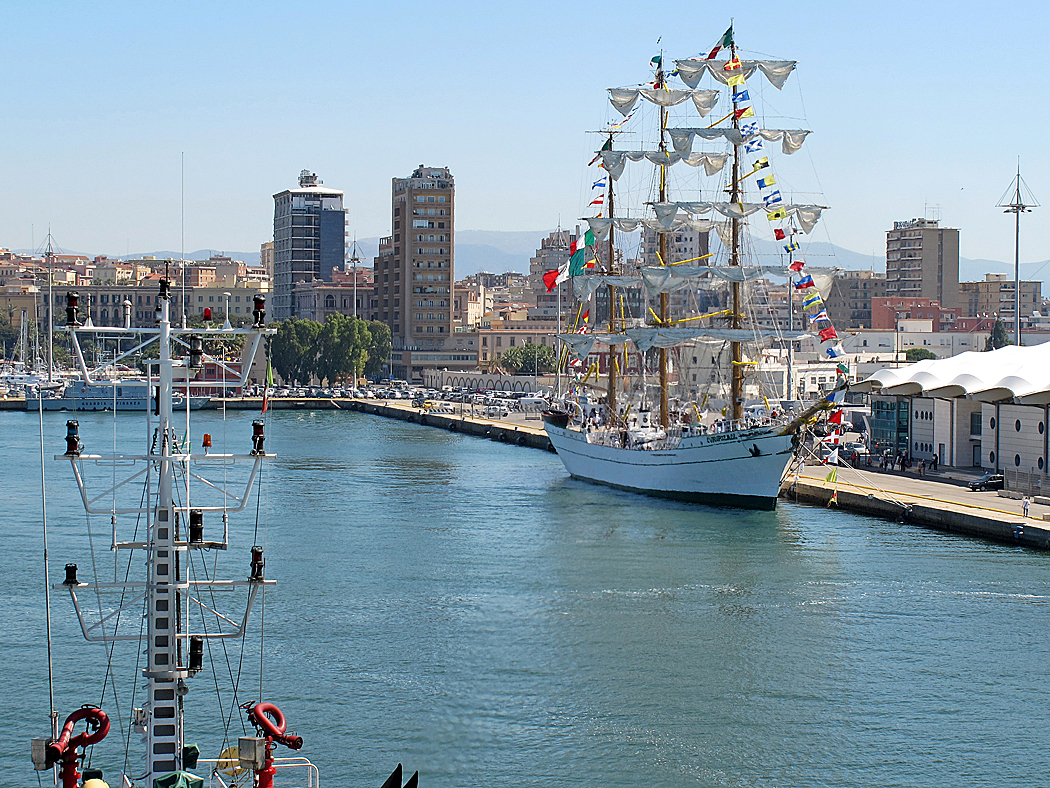 Ankommen im Hafen von Cagliari (Sardinien) / Arrivando al porto di Cagliari (Sardegna)