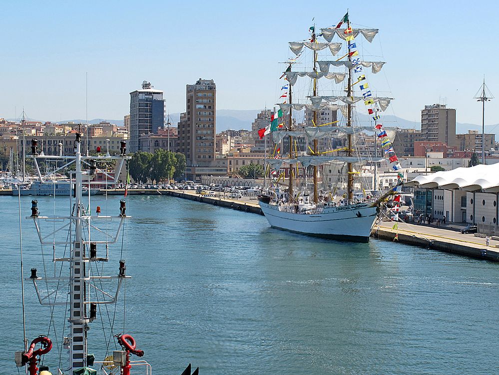 Ankommen im Hafen von Cagliari (Sardinien) / Arrivando al porto di Cagliari (Sardegna)