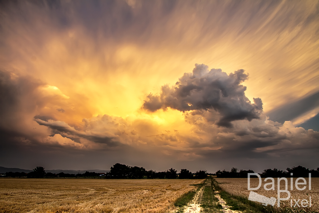 Ankommendes Gewitter kurz vor Sonnenuntergang