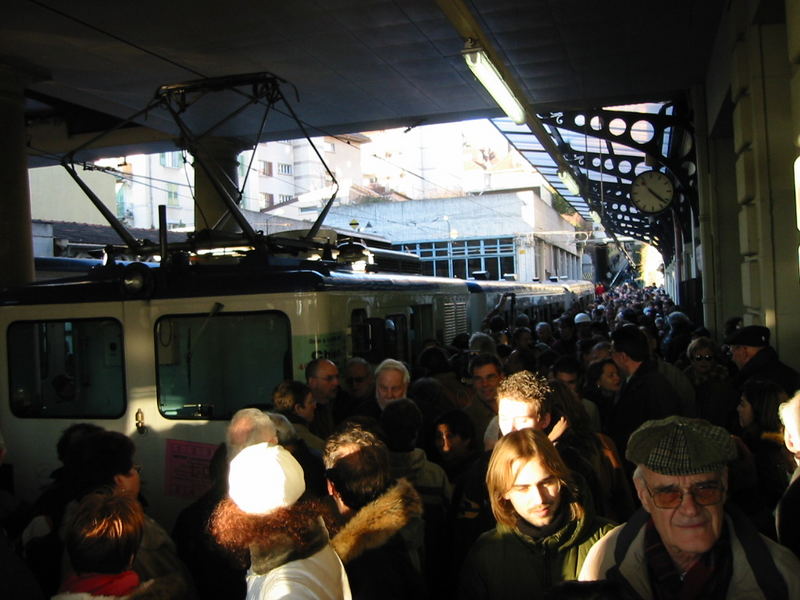 Ankuft des allerletzten öffentlichen Zug in der Talstation.