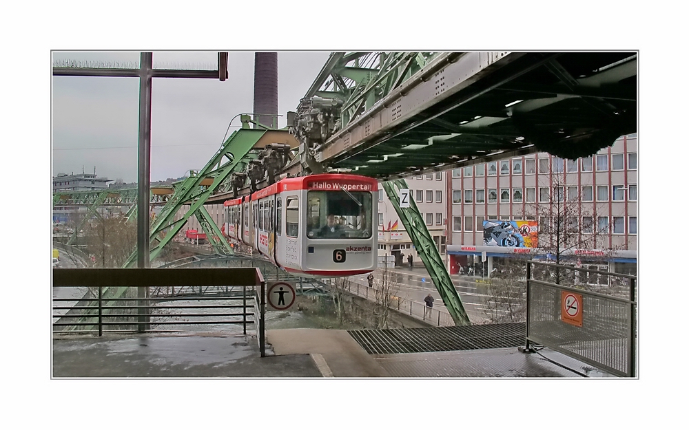 Ankunft ... „Alter Markt“ (früher: „Rathausbrücke“) ist die wichtigste Station Barmens