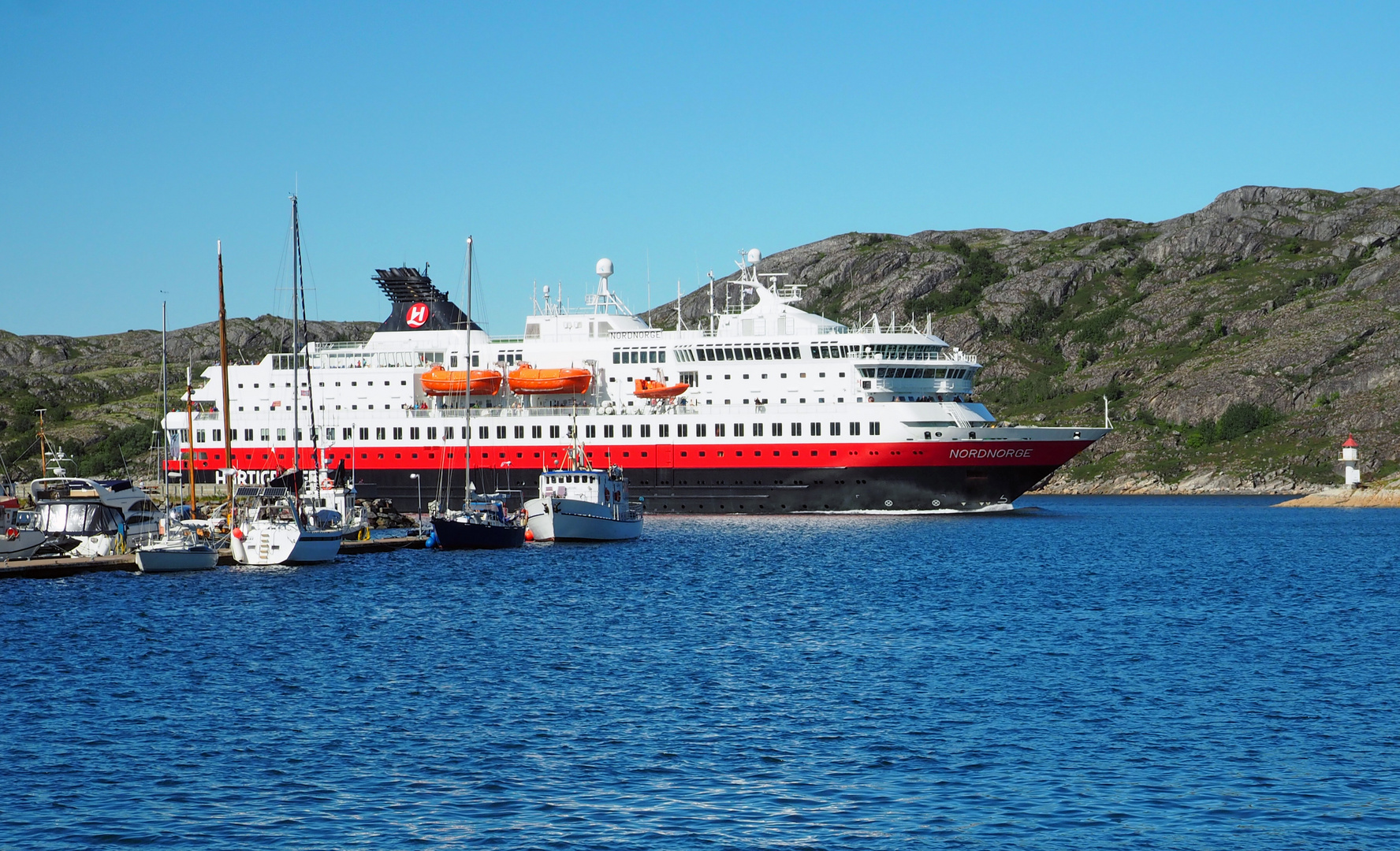 Ankunft der Hurtigrute in Bodø