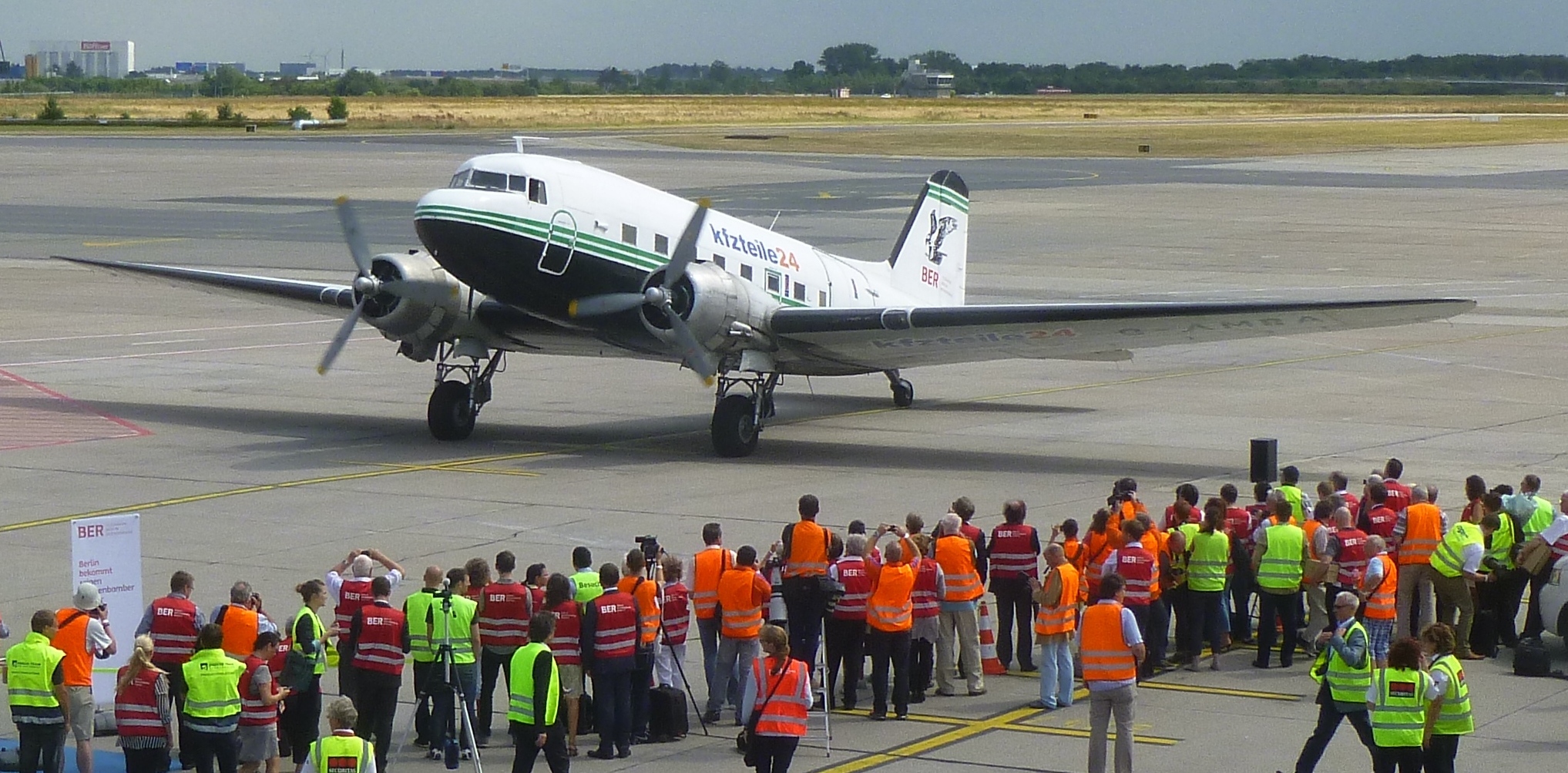 Ankunft des "Ersatzteilspenders" für die DC 3 "Rosinenbombers" 1