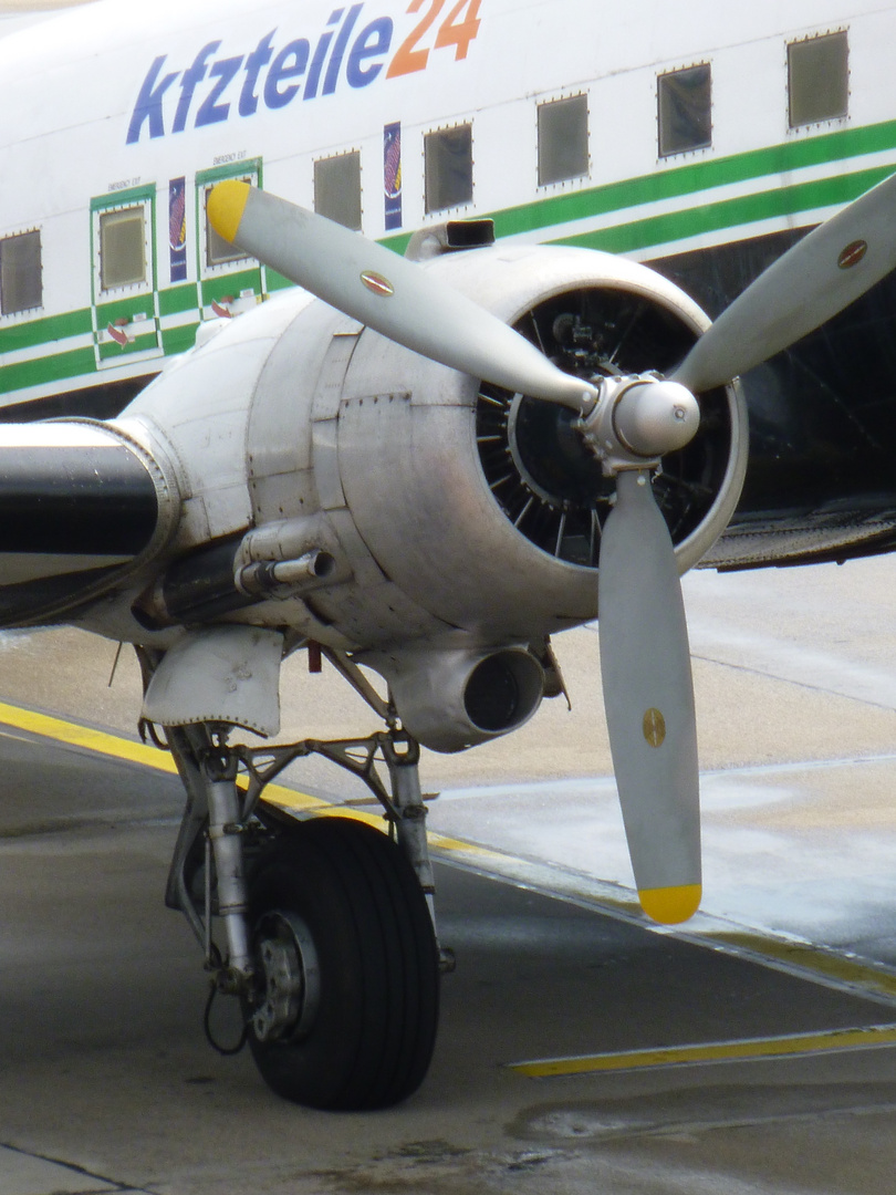 Ankunft des "Ersatzteilspenders" für die DC 3 "Rosinenbombers" 3