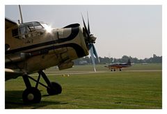 Ankunft des grössten noch flugtauglichen Doppeldeckers ANTONOV AN-2 (dahinter landet eine "PC 7")