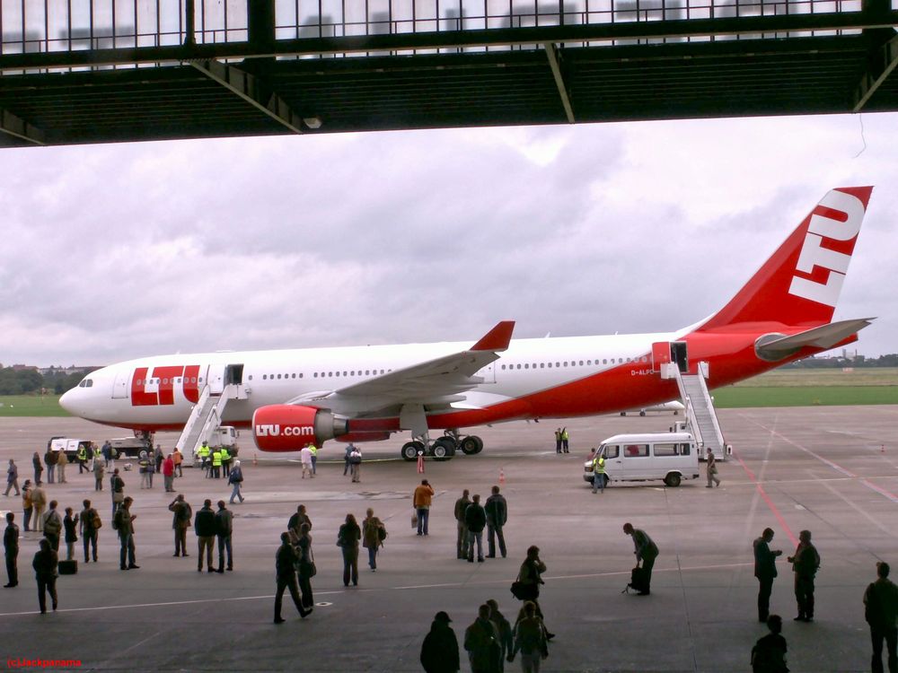 Ankunft mit  L T U  A330 (RUNDFLUG) am Flughafen Berlin - Tempelhof