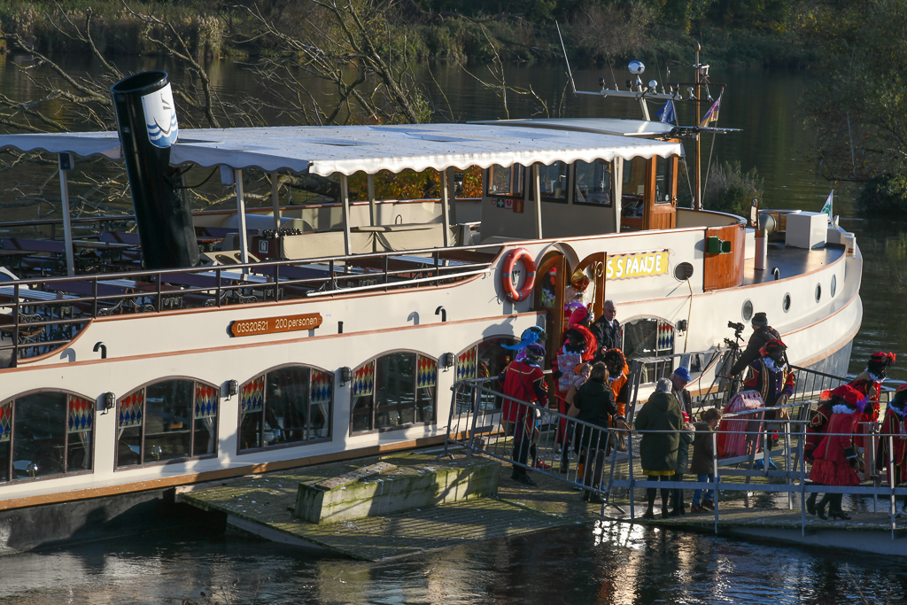 Ankunft Sankt Nikolaus mit Dampfer in Lanaye (B)