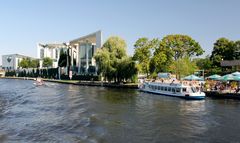 Anleger Station Kanzleramt von der Spree aus...