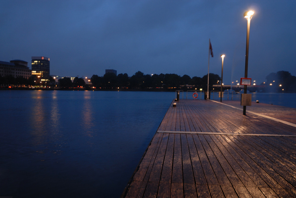 Anlegesteg im Regen + blaue Stunde