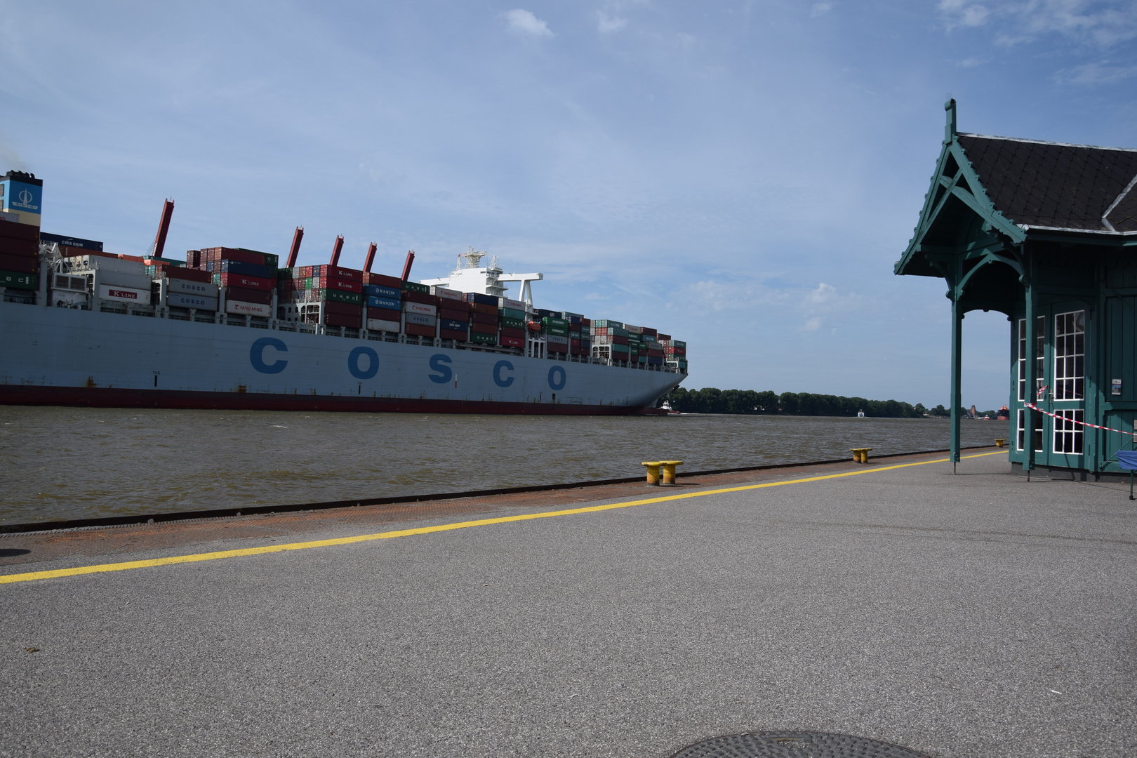 Anlegestelle Neumühlen - Museumshafen Oevelgönne - und COSCO