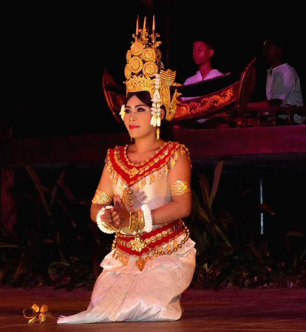 anmutig und bezaubernd: Tänzerin des Apsara Ballets. Siem Reap, Kambodscha 2016