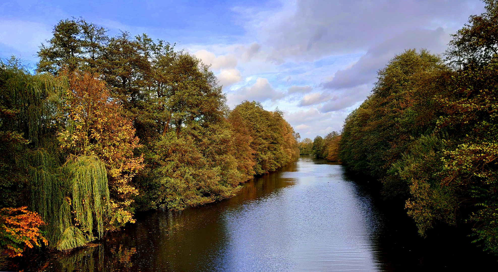 anna Alster hinten links, da bei der Brücke...