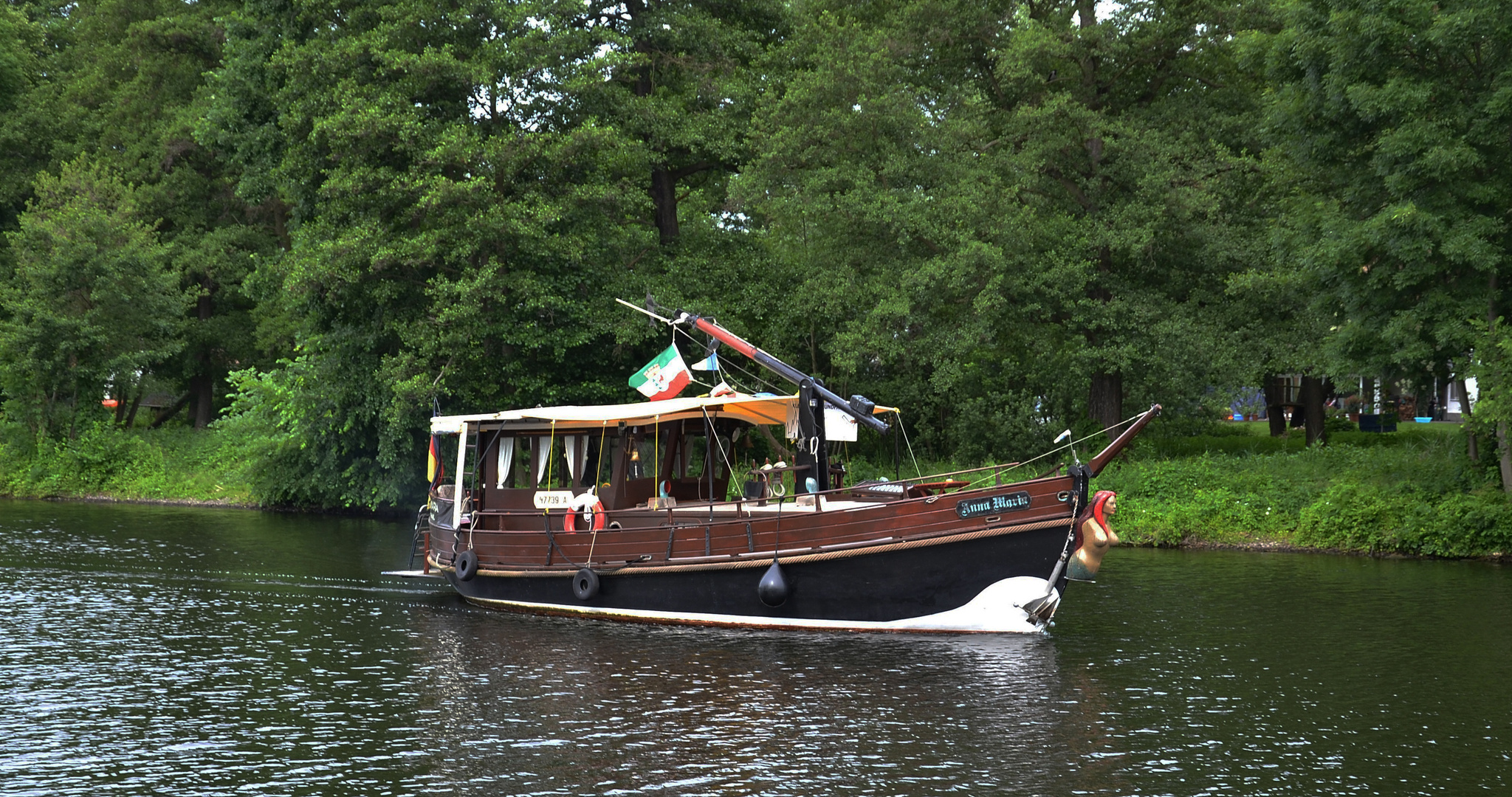 Anna Maria mit Käptn Günter in der Caputher Gemünde