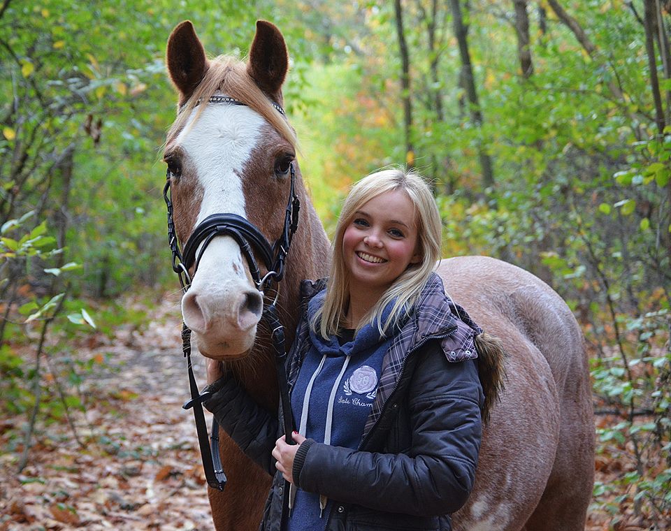 Anna mit Mozart im Wald :)