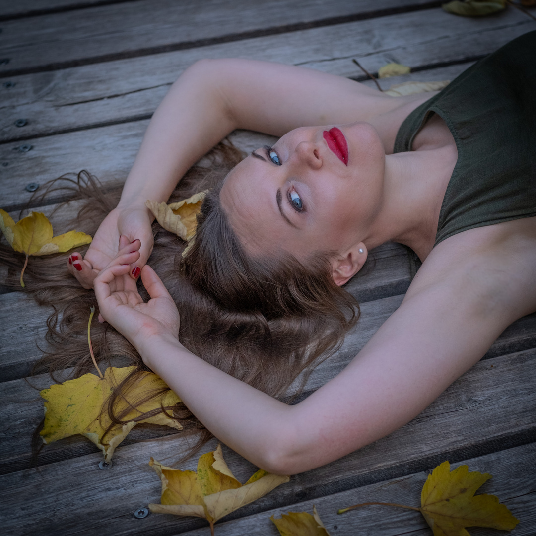 Anna - Portrait mit Herbstlaub