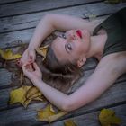 Anna - Portrait mit Herbstlaub