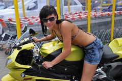 Anna und das Motorrad