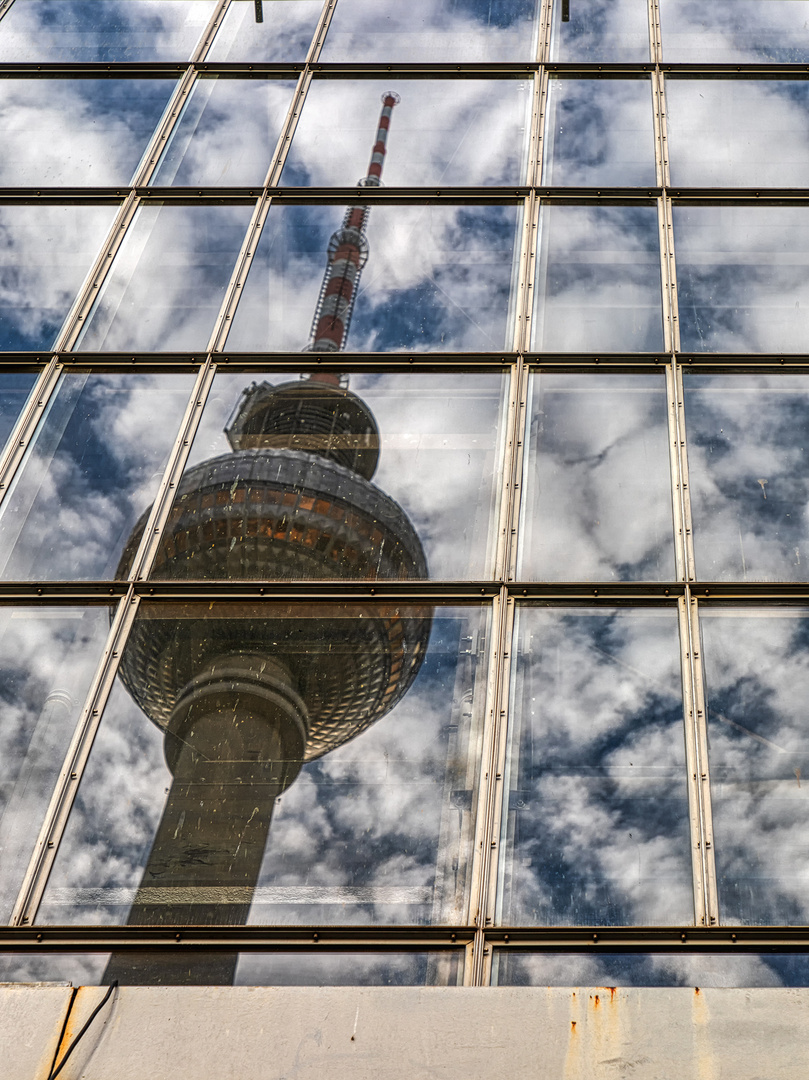 Annäherung an ein Berliner Wahrzeichen aus der Sicht eines Ureinwohners Teil Drei: Im Wolkensieb