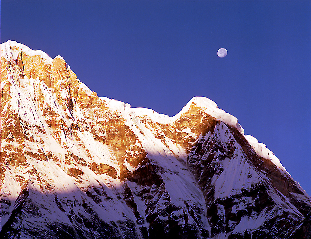 Annapurna South Sonnenaufgang mit Mond