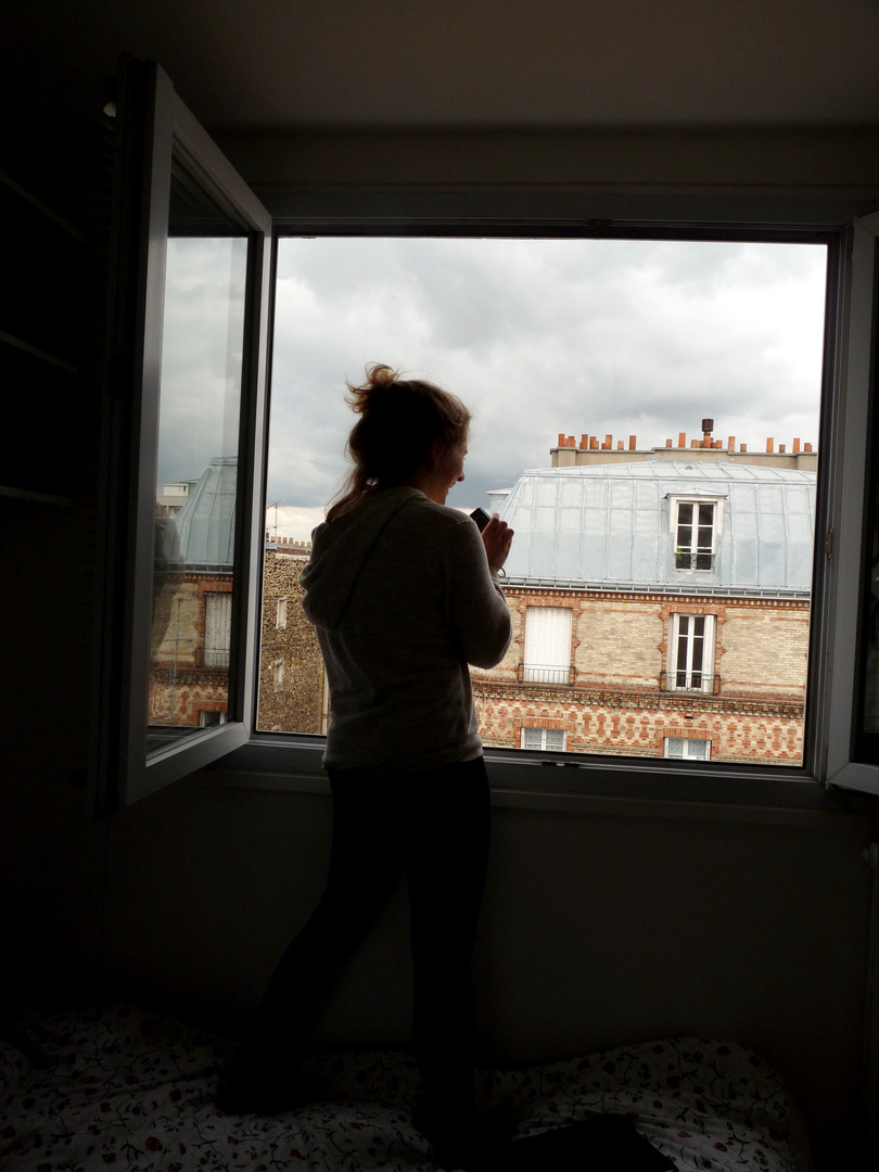 Anne à la fenêtre. (Paris)