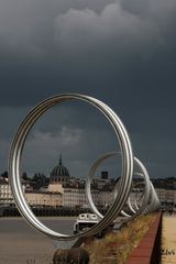 Anneaux et ciel sombre