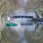 Annecy le pont des amours surchargé par le carnaval vénitien