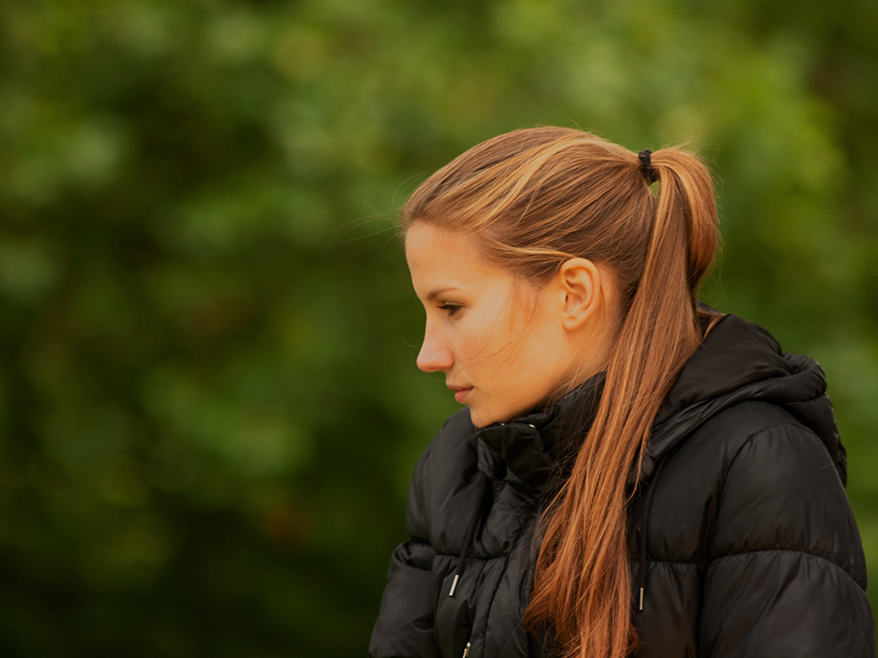 Annelie blickt schräg nach unten