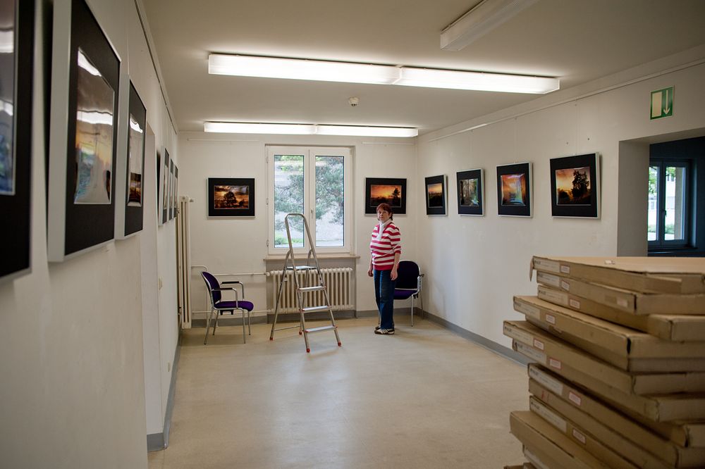 Annerose beim Aufhängen der Bilder 2013 in Fürth
