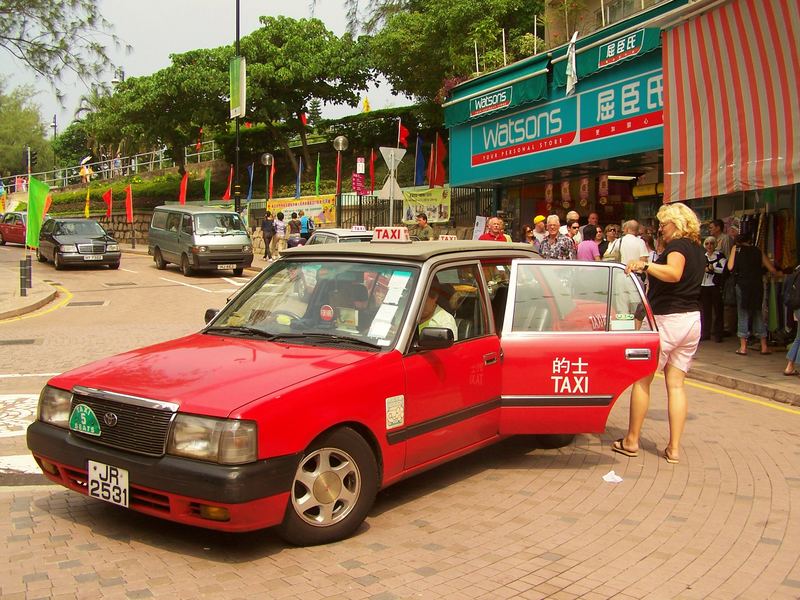 Annie und Tineke mit der taxi