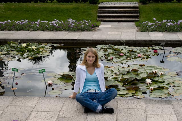 Annika im Botanischen Garten