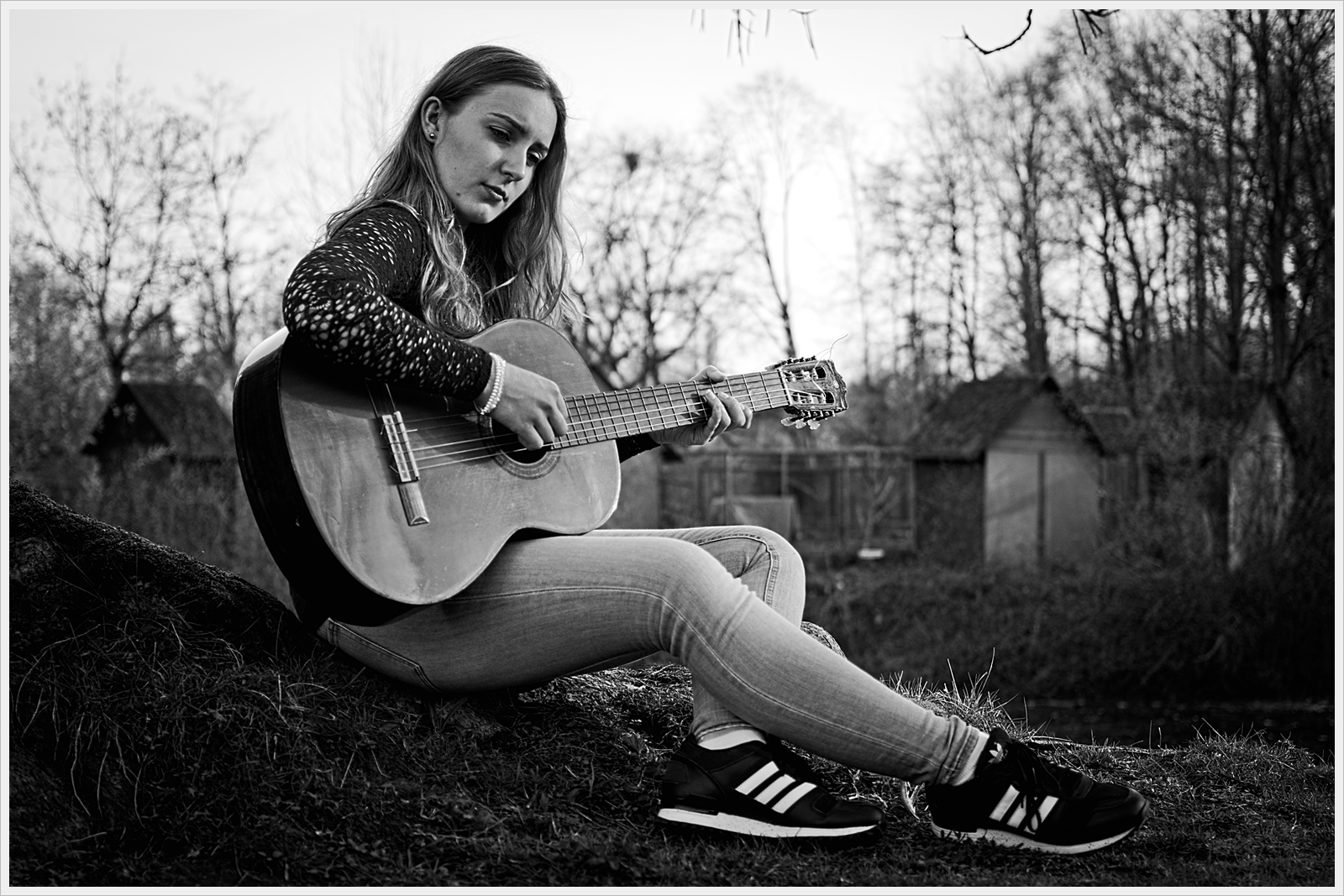 Annka ... Guitar ..b/w