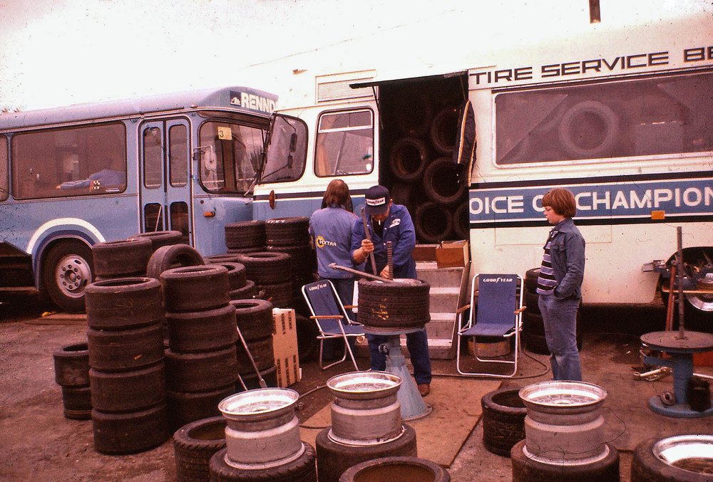 Anno 1972.Reifenrenndienst-Bus.