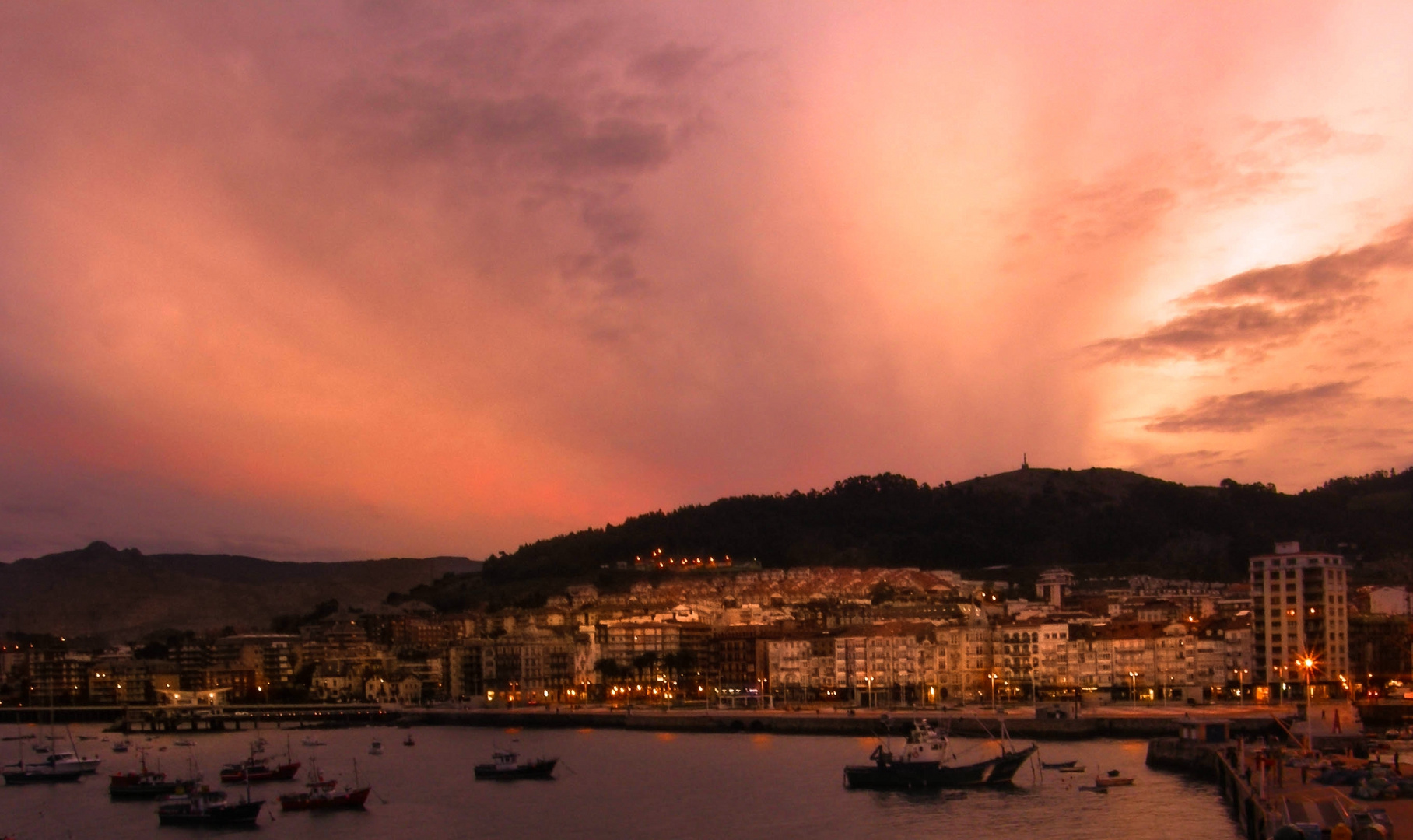 Anochecer en Castro Urdiales para Amado.