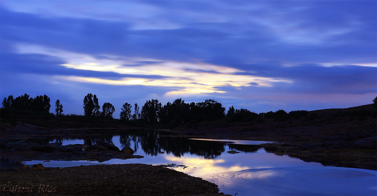 Anochecer en el río