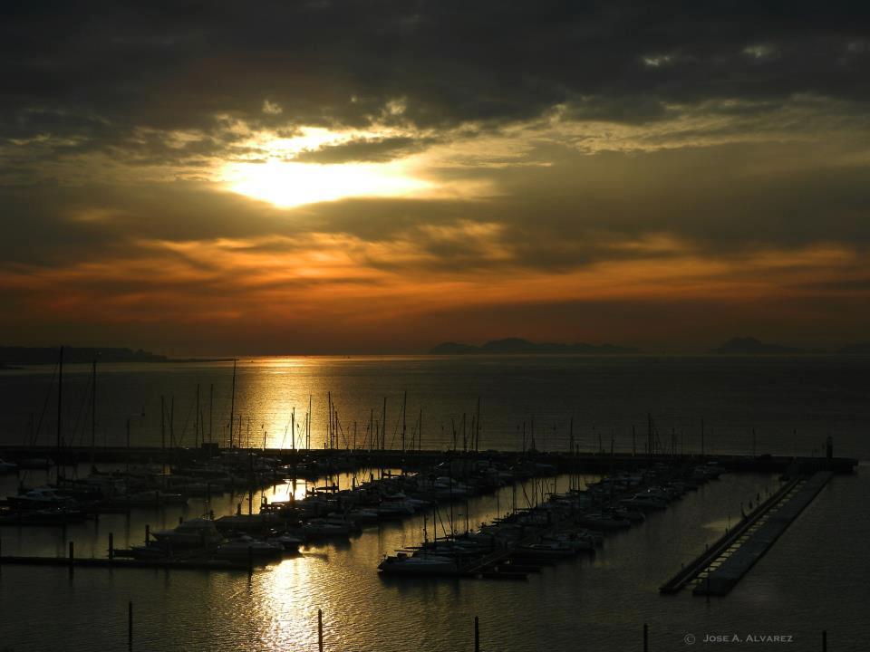 ANOCHECER EN PUERTO DE VIGO