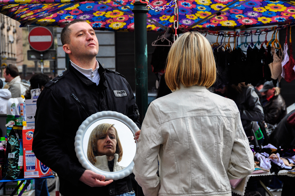 Anprobe auf einem Trödelmarkt