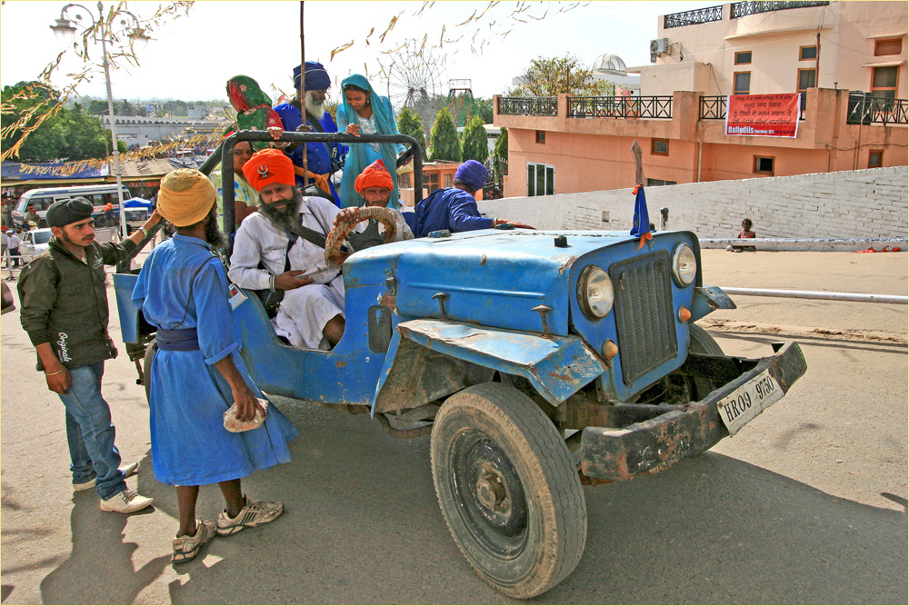 Anreise von Nihang Sing Sikhs, zum Tempel von Anandpur Sahib