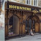 Anrührende Straßenszene in Graz vor historischer Fassade