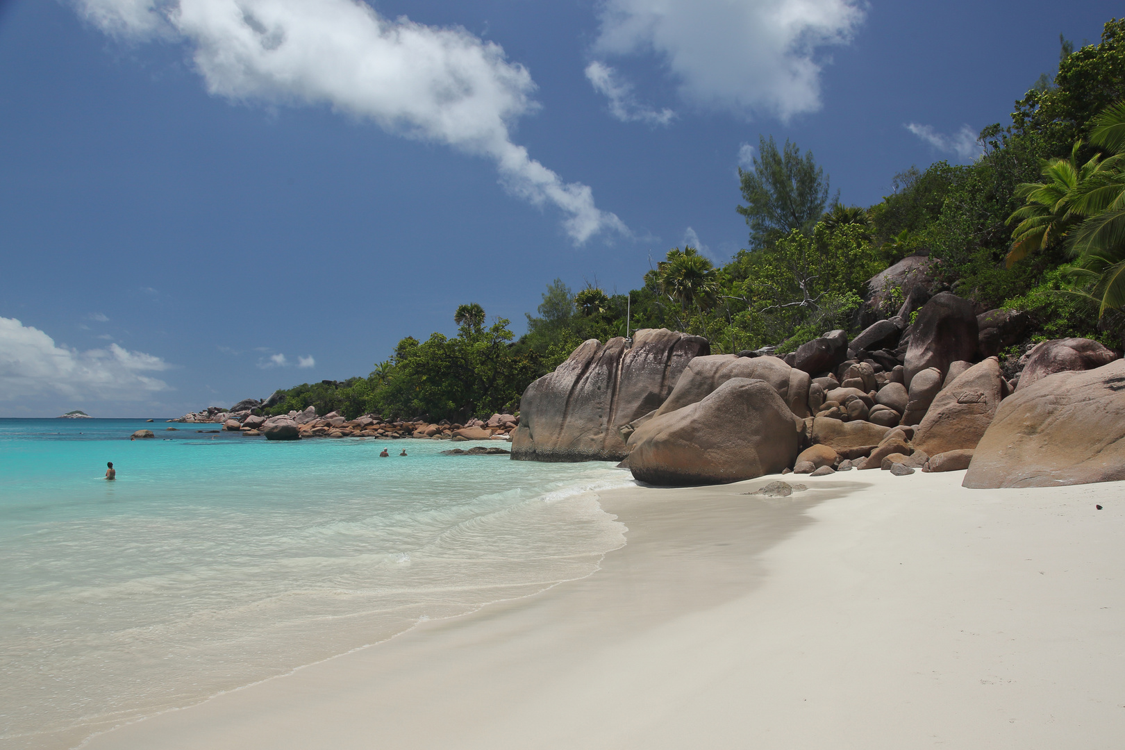 Anse Lazio, Buchtflanke