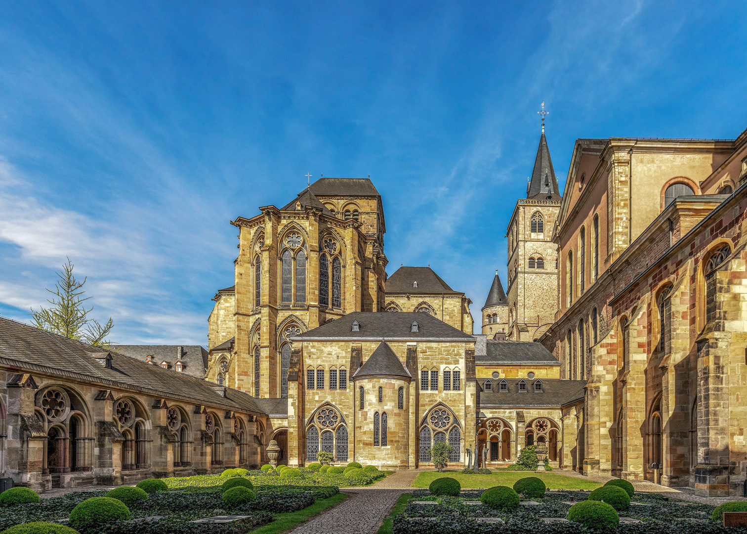 Ansicht auf Liebfrauenkirche mit Kreuzgang des Doms zu Trier