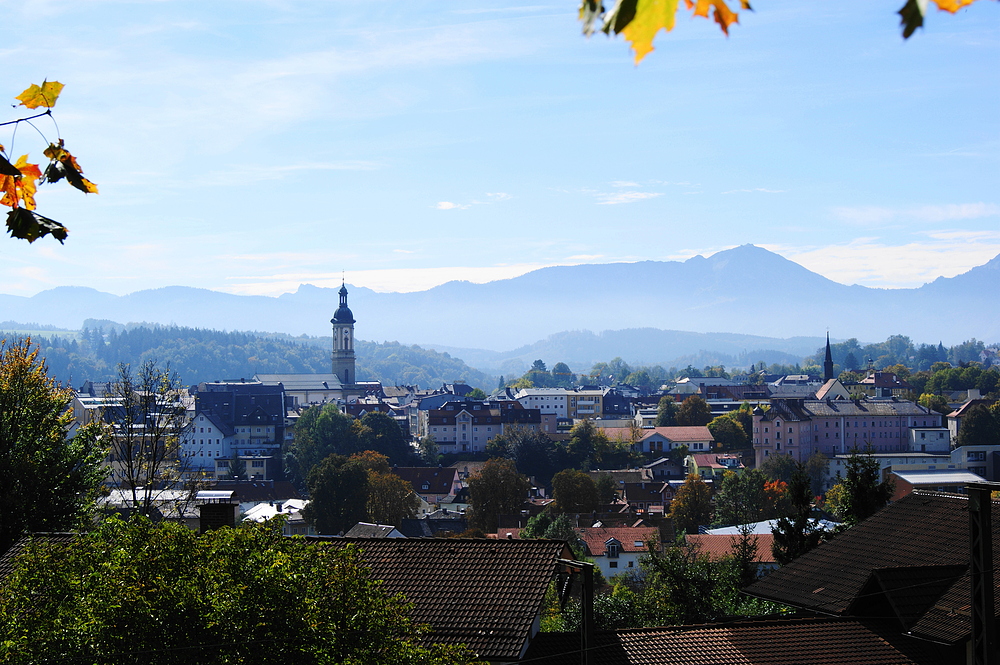 Ansicht der Stadt Traunstein mit St.-Oswald-Kirche.