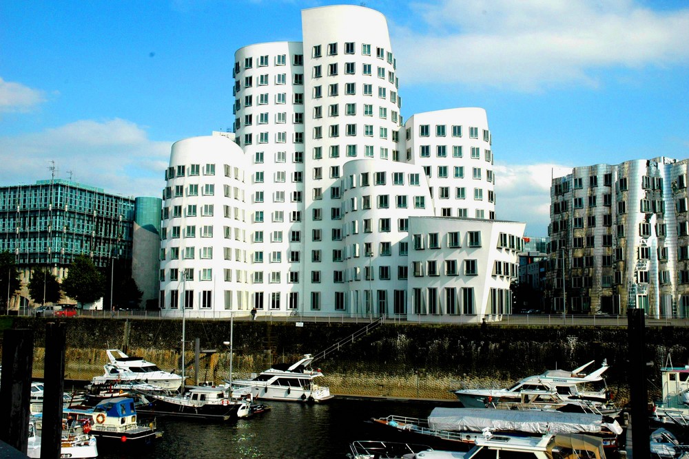 Ansicht im Düsseldorfer Hafen Gehrybauten