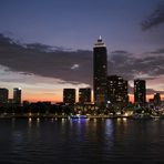 Ansicht vom Wasser aus  Rotterdam bei Nacht