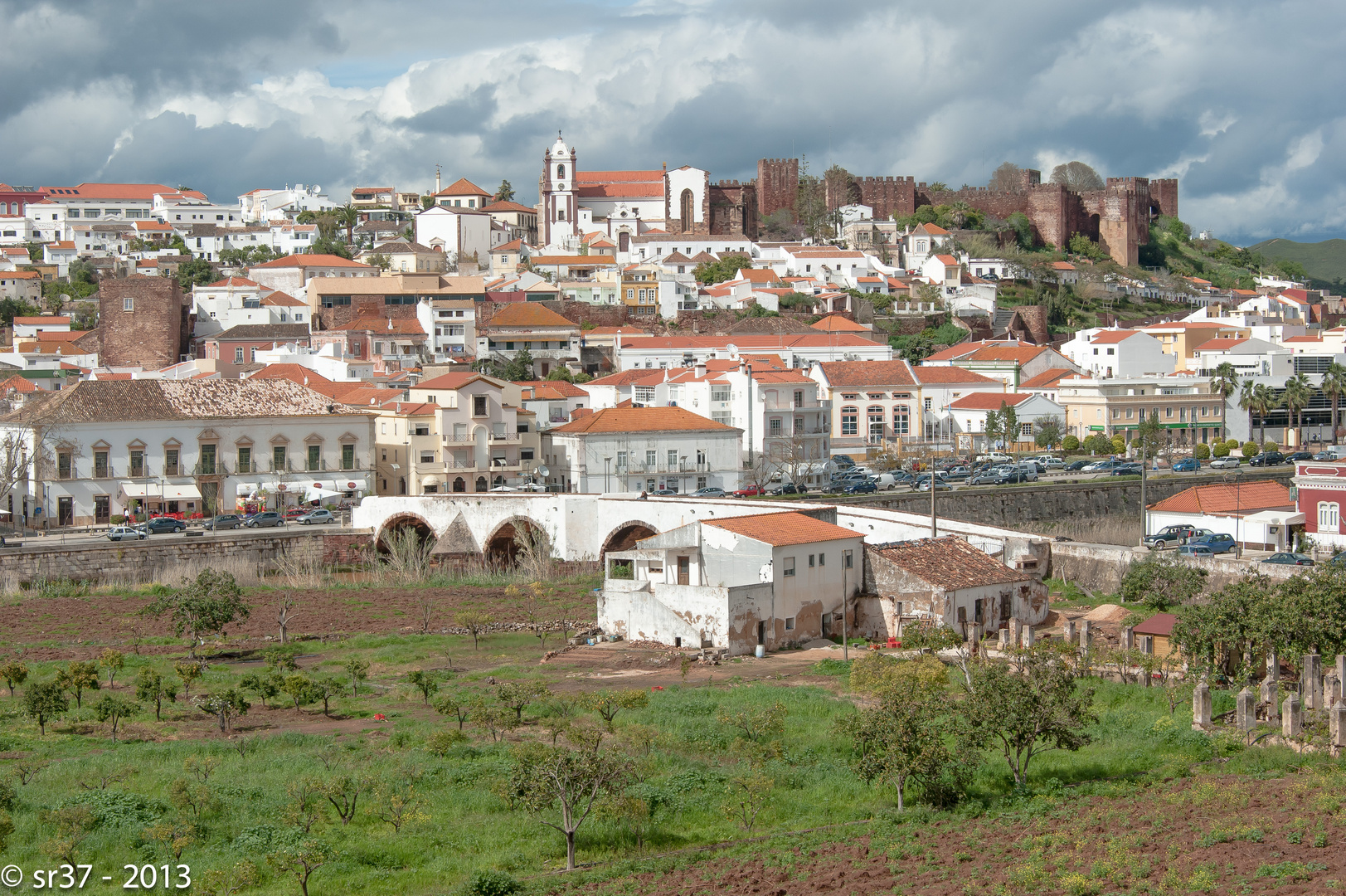 Ansicht von Silves mit römischer Brücke, Kathedrale und Castelo dos Mourous